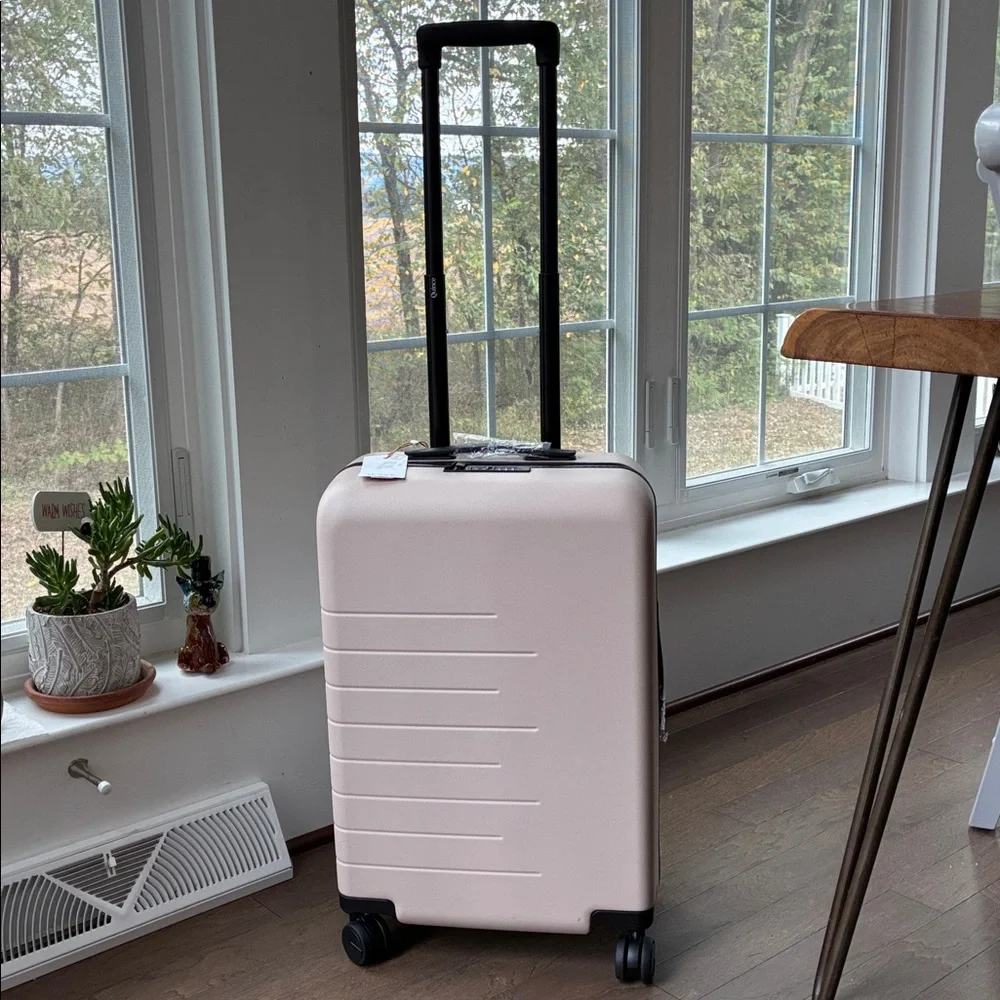 Quince 22” Carry-On - Picture 8 of 11